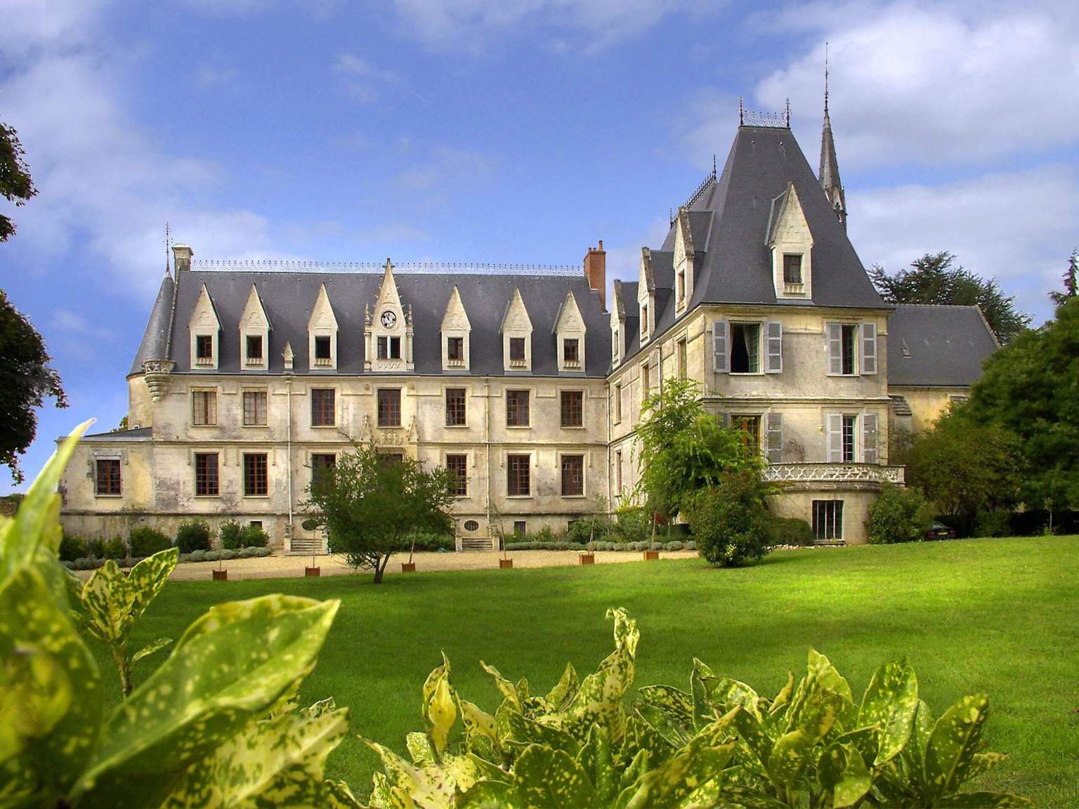 Шато сюр ли. Reignac-sur-Indre, Франция. Шато де Клермон замок Луи де Фюнес. Chateau Lafayette. Шато де Monthairon symboles какой департ.